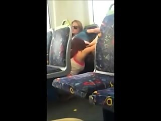 Bella fighetta la lecca alla sua ragazza in treno
